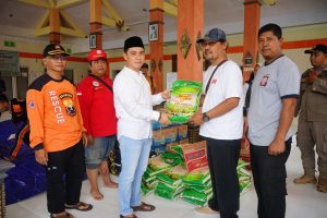 Kunjungi Korban Banjir, Gus Barra Secara Pribadi Berikan Bantuan Paket Sembako dan Uang