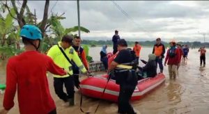 Polres Ponorogo Siagakan Personel 24 Jam Bantu Tangani Banjir