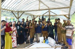 Dinas Pertanian Bersama Mahasiswa KKN IKHAC Mojokerto Edukasi Petani Prodak Kompos Organik