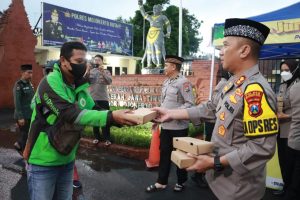 Bulan Ramadhan, Kapolresta Mojokerto Bagikan Ratusan Takjil Kepada Pengguna Jalan