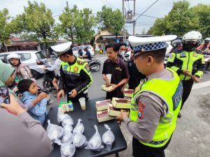 Satlantas Polresta Mojokerto Sosialisasikan Tertib Berlalu Lintas Dengan Berbagi Takjil