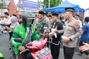 Wujudkan Kamtibmas, Kapolresta Mojokerto Bagi takjil Bersama Perguruan Silat se Mojokerto Raya