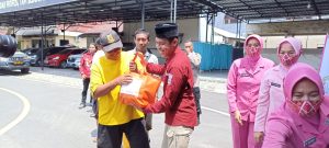 Harga Bahan Pokok Naik, Bhayangkari Cabang Mojokerto Kota Bagikan Sembako Kepada Masyarakat
