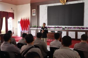 Kasi Humas Polresta Mojokerto Beri Pelatihan Jurnalistik Pada Bhabinkamtibmas