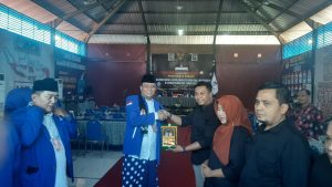 DPD PAN Daftarkan 50 Calegnya Ke KPU Kabupaten Mojokerto Dengan Memakai Sarung