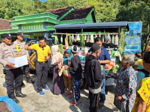 Unik, Polisi Patroli Sambil Berbagi Sayuran dan Lauk Gratis Untuk Warga Jogorogo Ngawi