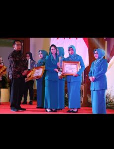 Ketua PKK Kab.Mojokerto Terima Penghargaan Lomba HKG PKK Ke-15