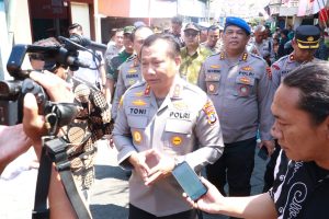 Dari Pintu ke Pintu Kapolda Jatim Kunjungi Warga Melalui Jum’at Curhat dan Jum’at Berkah