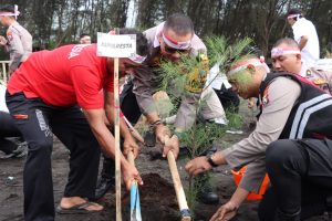 Polri Lestarikan Negeri, Polresta Banyuwangi Tanam 1.531 Bibit Pohon Serentak di HUT RI ke – 78