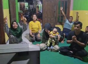 Gugatan Batas Usia Capres/Cawapres Sebagian Dikabulkan MK, Warga di Mojokerto Melakukan Sujud Syukur