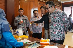 Komitmen Wujudkan Kota Mojokerto Bebas Narkoba, Pj Wali Kota Mojokerto dan Jajaran Lakukan Screening