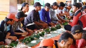 Makan Siang Bersama Pasukan Gerak Cepat, Mas Pj Ali Kuncoro: “Panjenengan adalah Pahlawan Kebersihan Kota Mojokerto”