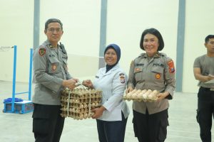 Jaga Stamina Anggota Jelang Pemilu 2024, Kapolres Mojokerto Bagikan puding Tambahan