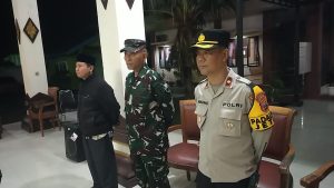 Memasuki Masa Tenang Pemilu, Polsek Jetis Dampingi Satpol PP Dalam Penertiban APK