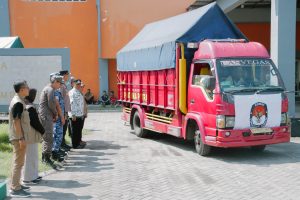 KPU Jombang Mulai Distribusikan Logistik Pemilu, Polisi Lakukan Pengawalan