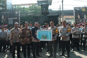 Dukung Zero Emisi, Polresta Malang Kota Terima Sertifikat Dekarbonisasi Partner dan Pohon dari Pertamina