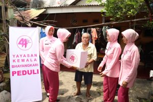 HUT ke-44, Yayasan Kemala Bhayangkari Bagikan 150 Sembako Kepada Janda dan Duafa