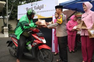 Berkah Ramadan, Kapolres Mojokerto Kota Bagikan 400 Takjil-Santuni Anak Yatim