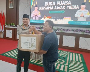 Buka Puasa Bersama Awak Media, Kapolres Mojokerto kota Bagikan Bingkisan Lebaran