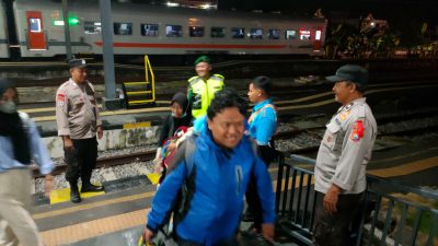 Sinergitas TNI Polri, Patroli di Stasiun Ngawi Antisipasi Arus Balik Mudik Tahap Dua