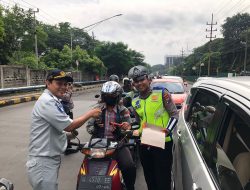 Berbagi Coklat Polres Gresik Gelar Kampanye Simpatik Keselamatan di Jalan