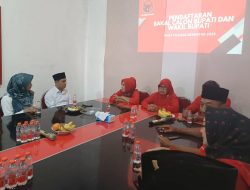 Mendaftar Di DPC PDI Perjuangan, Gus Barra Diantar Puluhan Relawan