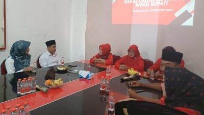 Mendaftar Di DPC PDI Perjuangan, Gus Barra Diantar Puluhan Relawan