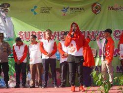 Gencar Kampanyekan Minum TTD, Bupati Ikfina Ajak Siswi SMPN 1 Dlanggu Cegah Anemia