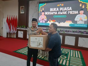 Buka Puasa Bersama Awak Media, Kapolres Mojokerto kota Bagikan Bingkisan Lebaran