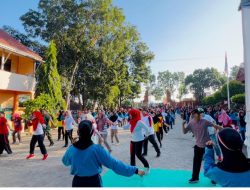 JUM’AT CERIA di SMPN 2 Gondang: Bupati Bersama Kadinkes Edukasi Anemia dan Senam Bersama