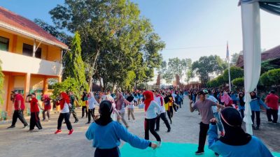 JUM’AT CERIA di SMPN 2 Gondang: Bupati Bersama Kadinkes Edukasi Anemia dan Senam Bersama