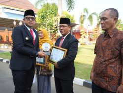 Pj. Wali Kota Mojokerto Serahkan Penghargaan Pada Peringatan Harkitnas 2024