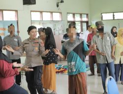 Polwan Polres Mojokerto Hibur ODGJ dengan Joget Poco-Poco