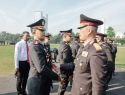 Hari Lahir Pancasila Kapolda Jatim Beri Penghargaan untuk 120 Anggota Berprestasi