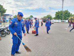 World Ocean Day, Satpolairud Bersama Masyarakat Bersihkan Pantai Situbondo