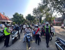 Satlantas Polres Mojokerto Kota Ajak Pengendara “KOPPIMOKA” dan Berikan Coklat Gratis