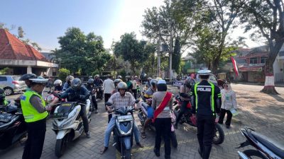 Satlantas Polres Mojokerto Kota Ajak Pengendara “KOPPIMOKA” dan Berikan Coklat Gratis