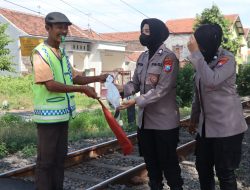 Rayakan Idul Adha, Polwan Polres Pasuruan Berbagi Daging Hewan Kurban untuk Penjaga Perlintasan Kereta