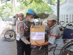 Peduli Sesama, Polres Lumajang Salurkan Bantuan Sosial Untuk Jukir dan Abang Becak
