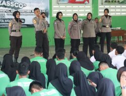 Edukasi Siswa SMA, Polwan Polres Mojokerto Kota Sosialisasikan Bahaya Narkoba dan Kenakalan Remaja