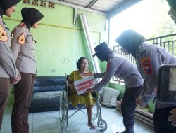 Jumat Berkah Polres Mojokerto Kota, Polwan Bagikan Baksos Kepada Lansia