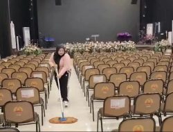 Berbekal Sapu Dan Pel, Polwan Polres Mojokerto Kota Bersihkan 3 Rumah Ibadah