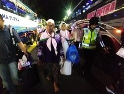 Sigap dan Senyum Ikhlas Polwan Polres Bojonegoro Layani Kepulangan Jamaah Haji