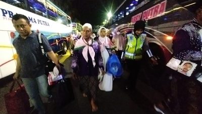 Sigap dan Senyum Ikhlas Polwan Polres Bojonegoro Layani Kepulangan Jamaah Haji