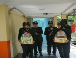 Berbagi Kasih Bayi yg lahir Satu Juli, Polwan Polres Mojokerto Kota Berikan Bingkisan