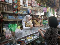 Bupati Mojokerto Bersama Kepala Beacukai Gelar Operasi pemberantasan barang kena cukai ilegal di Pasar Dlanggu