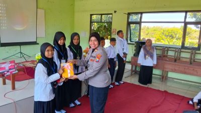 Polwan Polres Madiun Isi MPLS Ajak Pelajar Stop Bullying dan Bijak Bermedsos