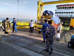 Sinergitas Jaga Kamtibmas Polres Situbondo bersama TNI Patroli Dialogis di Pelabuhan Jangkar