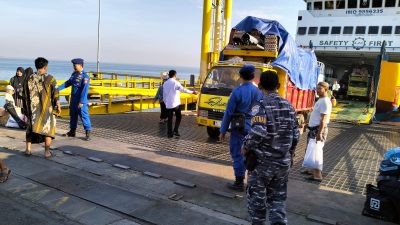 Sinergitas Jaga Kamtibmas Polres Situbondo bersama TNI Patroli Dialogis di Pelabuhan Jangkar