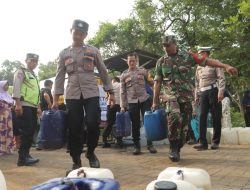 Polres Mojokerto Salurkan 32 Liter Air Bersih Untuk Warga di Kaki Gunung Penanggungan